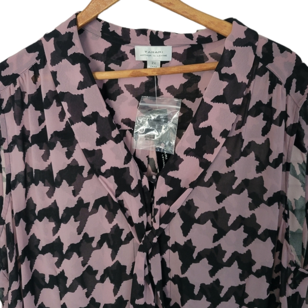 Stunning!! NWT Tahari sleeveless blouse with neck tie, size 2X - Picture 5 of 6